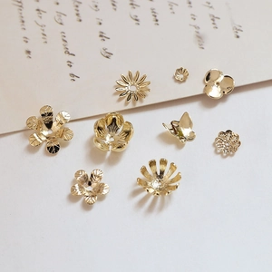 Makroaufnahme von 18k vergoldeten Blumen-Perlenkappen und DIY-Schmuckzubehör