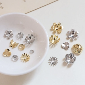 Detail von sortierten gold- und silbernen Perlenkappen für DIY-Schmuckherstellung