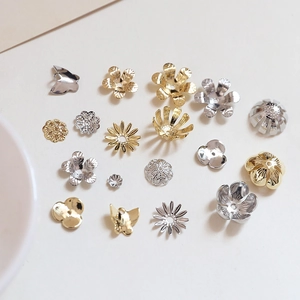 Detaillierte Sammlung von vergoldeten und versilberten Blumen-Perlenkappen für DIY-Schmuck