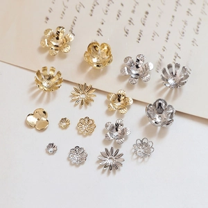 Verschiedene Blumenperlenkappen und Abstandshalter in Gold und Silber für DIY Ohrringe