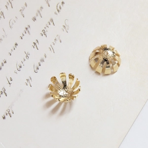 Makro-Detail von 18k vergoldeten Blüten-Perlenkappen für DIY Schmuck und Ohrringe