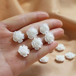 Detail van witte harsrozen met iriserende randen voor het maken van DIY-sieraden
