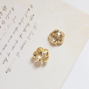 Makroaufnahme der 18k vergoldeten Blüten-Perlenkappen mit feiner Textur für DIY-Schmuck