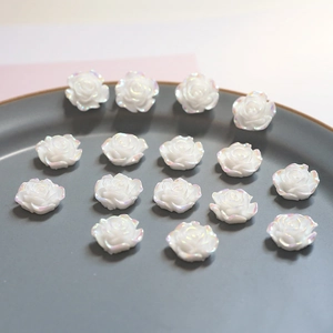 Macro-detail van witte hars rozenhangers met parelmoerglans voor doe-het-zelf sieraden