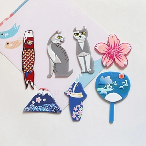 Detalle de 7 colgantes de acrílico DIY con motivos de koi, monte Fuji y diseño kimono