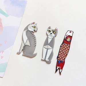 Detalle de dijes de gato de la suerte y pez koi estilo Ukiyoe con acabado brillante