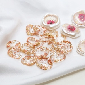 Perles en résine irrégulières plates avec feuilles d'or et fleurs séchées pour bijoux