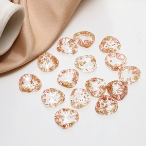 Détail des breloques en résine en forme de cœur avec feuilles d'or pour bijoux DIY