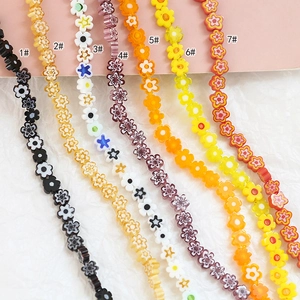 Vue détaillée de perles en résine en forme de fleurs colorées pour bijoux DIY créatifs