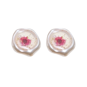 Boucles d'oreilles en résine avec fleurs séchées roses, feuilles d'or et perle