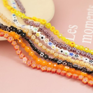 Détail macro de perles fleurs colorées à cinq pétales pour bijoux DIY et accessoires