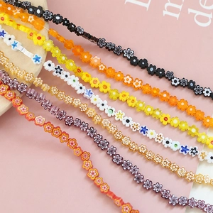 Gros plan de perles miniatures en résine en forme de fleurs pour bijoux DIY et artisanat