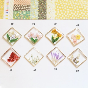 Ciondoli in resina a rombo con fiori e cornice dorata per creazione gioielli fai da te