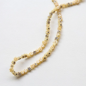 Vue macro de mini perles fleurs colorées pour la création de bijoux DIY