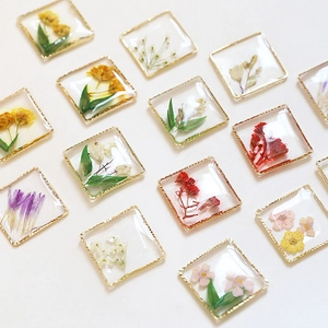 Patch in Resina Quadrata con Fiori Conservati Romantici per Creazione di Gioielli Fai-da-te Cornice in Lega Placcata Oro Accessorio per Orecchini Floreali Trasparenti