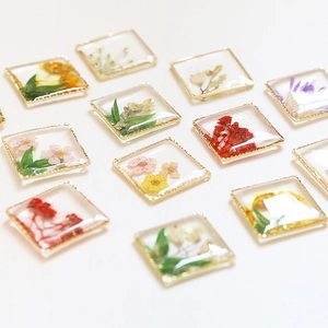Pendenti quadrati in resina trasparente con veri fiori secchi e cornice in metallo oro