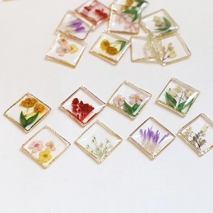 Ciondoli quadrati in resina dorata con fiori secchi colorati per creazione gioielli fai-da-te