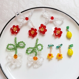 Collezione di ciondoli a fiori e limoni fatti a mano con perline per creazione gioielli