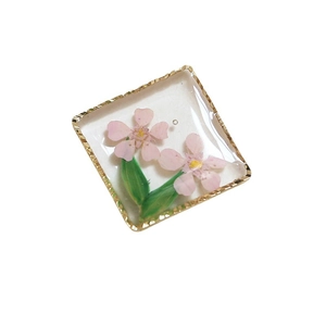 Pendente quadrato in resina con fiori secchi rosa e cornice in metallo dorato seghettato