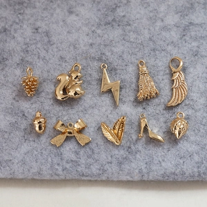 Assortiment détaillé de dix pendentifs DIY dorés comprenant écureuils et éclairs