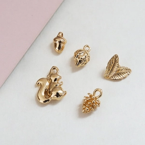 Ensemble détaillé de cinq pendentifs dorés forêt avec écureuil et gland pour bijoux DIY