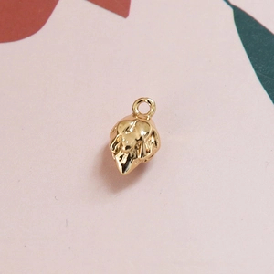 Vue macro d'un pendentif écureuil en métal doré avec finition miroir pour bijoux DIY
