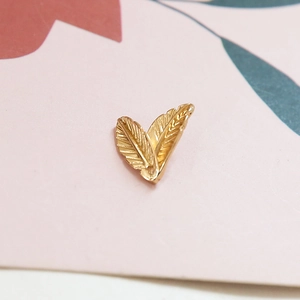Vue détaillée de breloques en métal doré en forme de feuille pour la création de bijoux