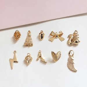Lot de 10 breloques dorées DIY avec motifs d'écureuil, d'éclair et de pommes de pin