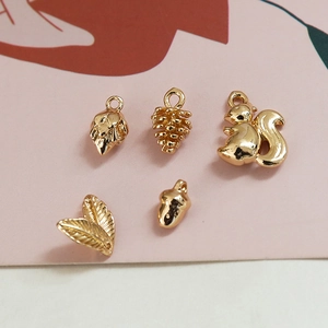 Ensemble de breloques nature dorées avec écureuil, gland et plume pour bijoux DIY