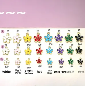 Detailansicht der Blumenanhänger aus Legierung in acht Farben und drei Größen für DIY