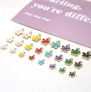 Makroansicht bunter Emaille-Blumenanhänger in verschiedenen Farben für DIY-Schmuck