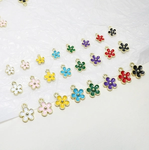 Detailaufnahme bunter Emaille-Blumenanhänger für DIY-Schmuckherstellung