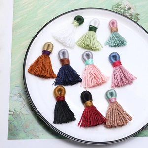 Detailansicht bunter handgefertigter Baumwollquasten für DIY-Schmuck und Haarschmuck-Zubehör