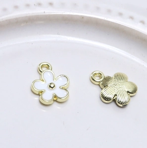 Makroaufnahme von Gold- und Emailleblumen für DIY-Schmuckherstellung und Zubehör