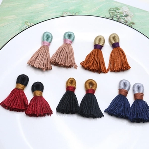 Nahaufnahme bunter handgefertigter Mini-Baumwollquasten für DIY-Ohrringe und Schmuck