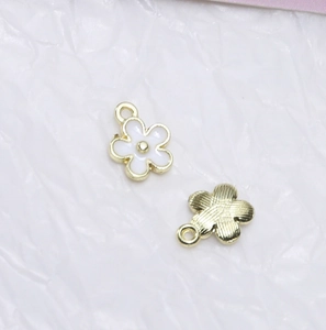 Vorder- und Rückseite weißer Emaille-Blumenanhänger mit Goldrand für DIY-Schmuckherstellung
