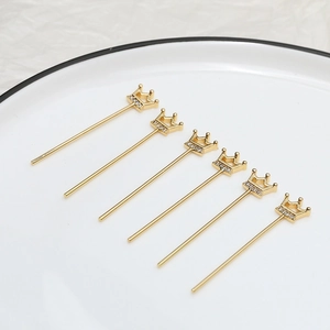 Detail van 6 vergulde kroonspelden met micro-zirkonia voor DIY-sieraden maken