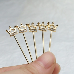 Detail van vijf vergulde kroonspelden met micro-ingelegde zirkonia voor sieraden
