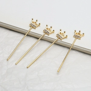 Detail van vergulde kroonoorbellen met micro-ingelegde zirkoon en lange oorstekerpennen