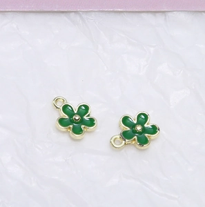 Detailansicht grüner Emaille-Blumenanhänger mit Goldlegierung und Aufhängeschlaufe