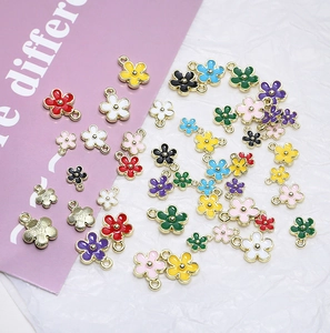 Bunte Emaille-Blumenanhänger in verschiedenen Größen für DIY-Schmuck und Ohrringe