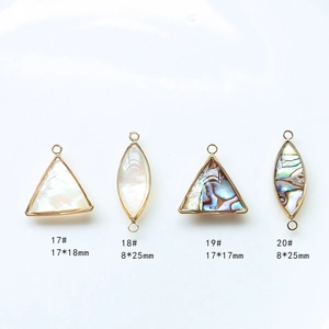 Détail de breloques géométriques en nacre dorée avec dimensions pour création de bijoux