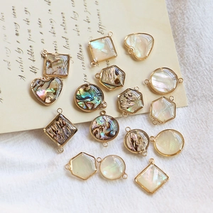 Pendentifs géométriques dorés avec nacre d'abalone naturelle en formes de cœur et carré