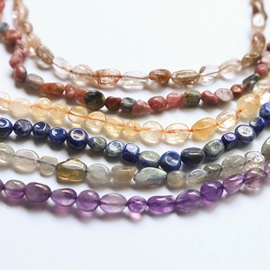 Makroaufnahme verschiedener natürlicher unregelmäßiger Edelsteinperlen für DIY-Schmuck