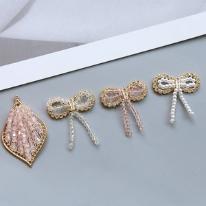 Detailsicht auf Kristall-Schleifen und Blatt-Anhänger für DIY-Schmuck und Ohrringe