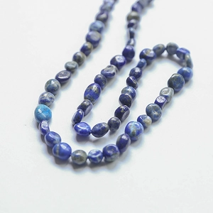 Makroaufnahme von unregelmäßigen tiefblauen Lapislazuli-Perlen für DIY-Schmuckherstellung