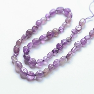 Makroaufnahme natürlicher unregelmäßiger lila Amethystperlen für DIY-Schmuckherstellung