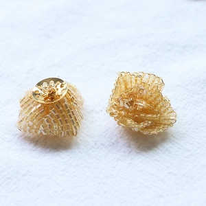 Detailansicht handgefertigter champagnergoldener Perlencluster mit Metallrückseite