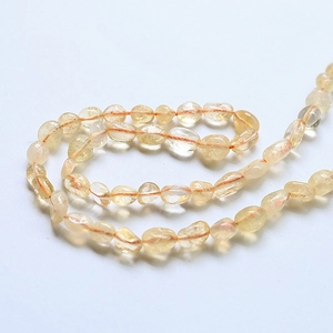 Nahaufnahme natürlicher gelber Kristallperlen für DIY-Schmuck und Halsketten