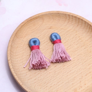 Handgefertigte bunte Baumwollquasten in Blau, Rot und Pink für DIY-Schmuck